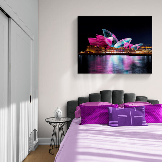 Fotografía manipulada del edificio de la ópera con efectos que simulan un cielo estrellado en sus superficies