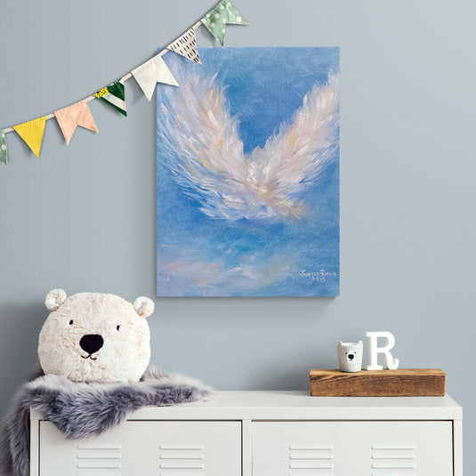 Alas etéreas ascendiendo en tonos azules y blancos sobre fondo celeste