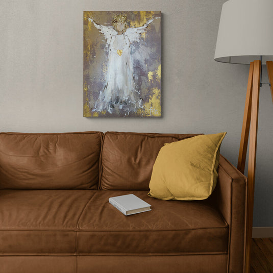 Pintura de ángel con corazón dorado y fondo gris.