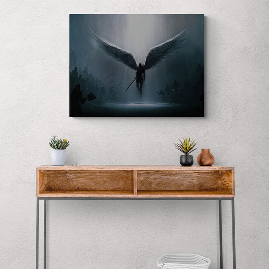 Arcángel alado con espada, iluminado en una escena oscura de batalla.