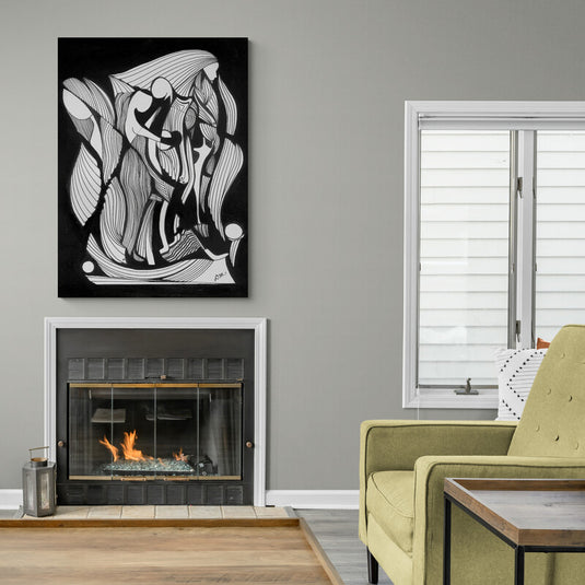 Cuadro abstracto en blanco y negro con líneas y formas geométricas decorando una sala de estar moderna con chimenea.
