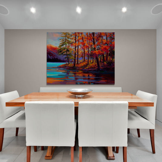 Cuadro decorativo de paisaje con lago tranquilo, árboles altos con hojas rojas en la orilla, resaltados por un cielo naranja y aguas azul turquesa
