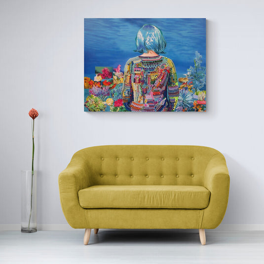 Persona de espaldas mirando el mar, integrada en un paisaje floral colorido