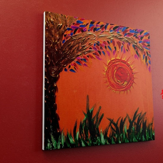 Árbol en atardecer vibrante con hojas multicolor, césped verde y sol radiante en fondo rojo-naranja