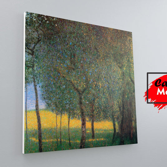 Cuadro decorativo de bosque con árboles de troncos café y hojas verdes, destacando montículos amarillos en primer plano