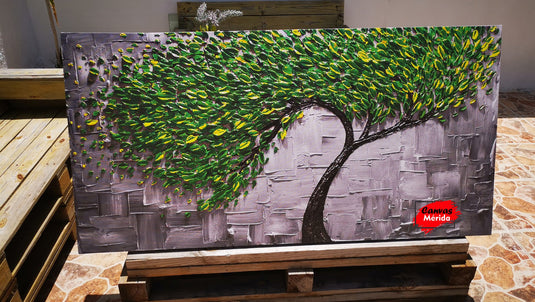 Árbol inclinado de tronco café con hojas verdes sobre fondo gris