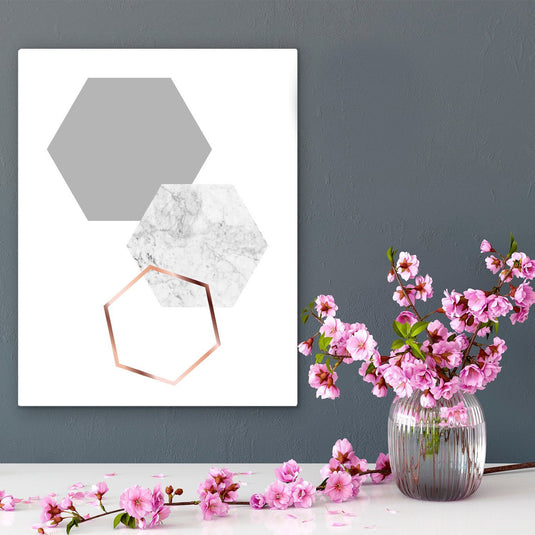 Composición Minimalista con Hexágonos en Gris y Textura de Mármol Blanco y Detalles en Cobre
