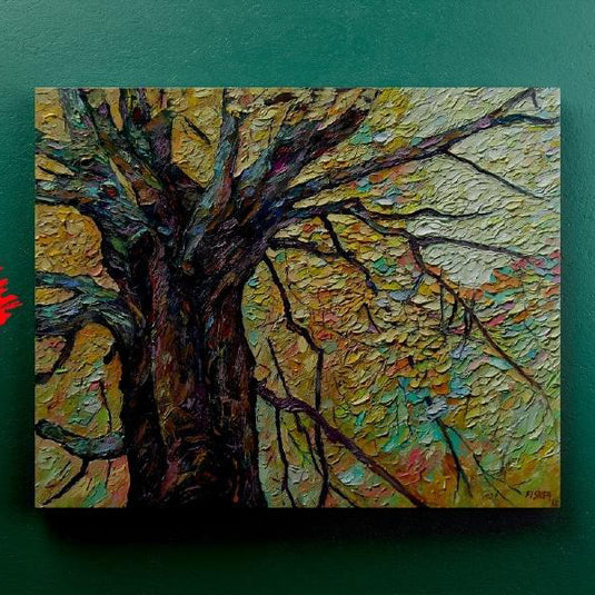 Cuadro decorativo con efecto texturizado mostrando un árbol robusto y ramificado, en tonalidades verde, amarillo, rojo y turquesa, sugiriendo ambigüedad entre fondo y follaje.