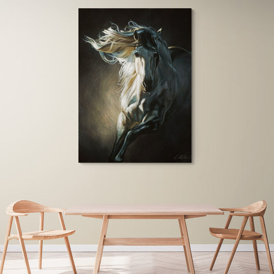 Retrato de caballo en movimiento con fondo oscuro