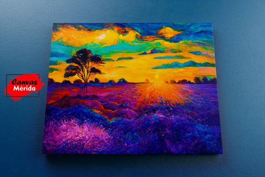 Cuadro decorativo de paisaje con vegetación en tonos rosa, morado, azul, naranja y rojo, árbol prominente y cielo en colores amarillo, verde, turquesa y azul.