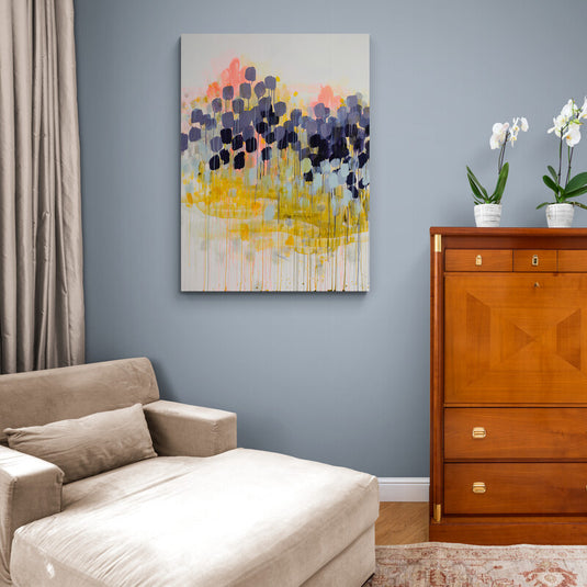 Cuadro Decorativo Abstracto con Fondo Claro Representando Árboles Estilizados en Colores Amarillo, Morado, Rosado y Turquesa