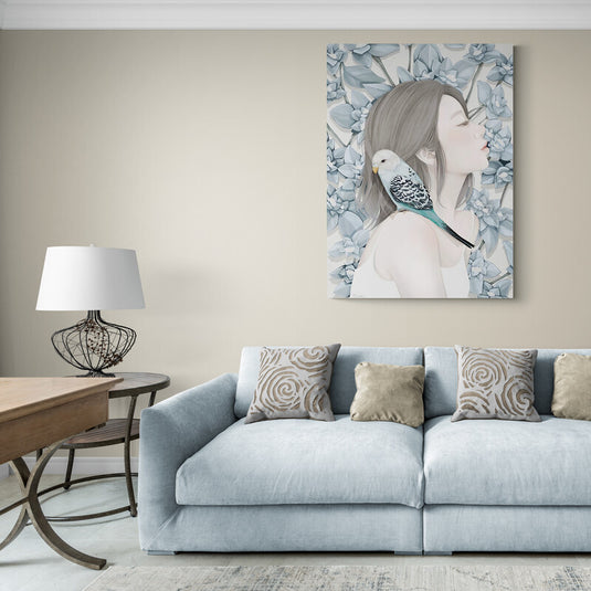 Cuadro decorativo de mujer asiática con canario azul-gris sobre fondo floral azul