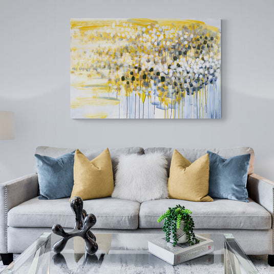 Pintura abstracta con tonalidades doradas, grises y negras evocando un campo al amanecer.