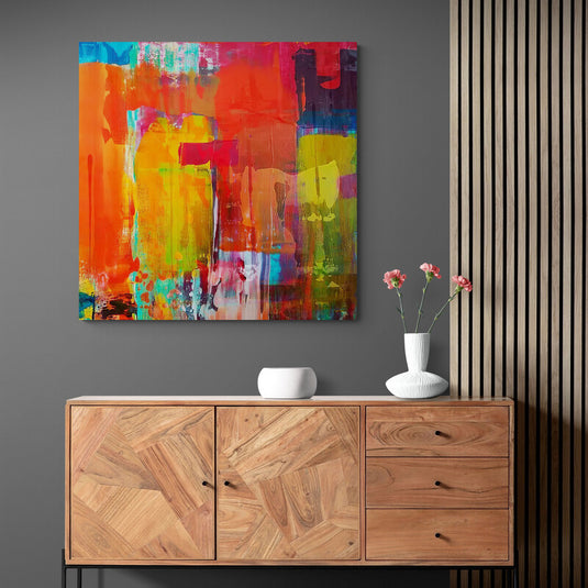 Pintura abstracta con colores cálidos y vivos como rojo, naranja, amarillo y azul