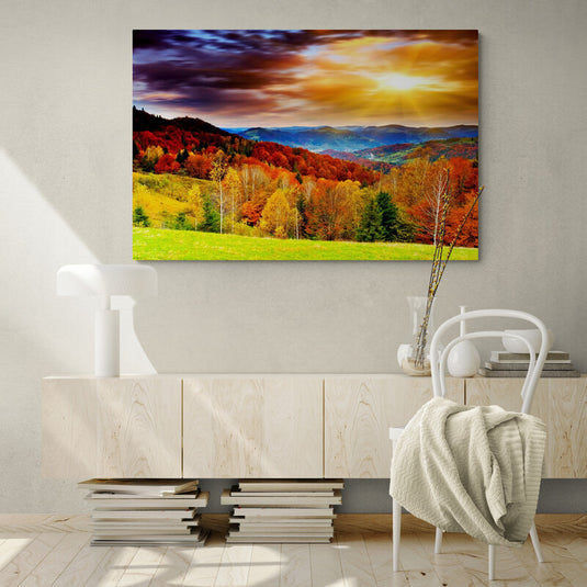 Atardecer en un bosque de colores: árboles en tonos verde, amarillo y rojo con montañas en el horizonte y cielo de césped verde