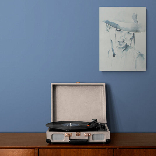 Cuadro minimalista de mujer en acuarela con sombrero, arte decorativo moderno en tonos suaves