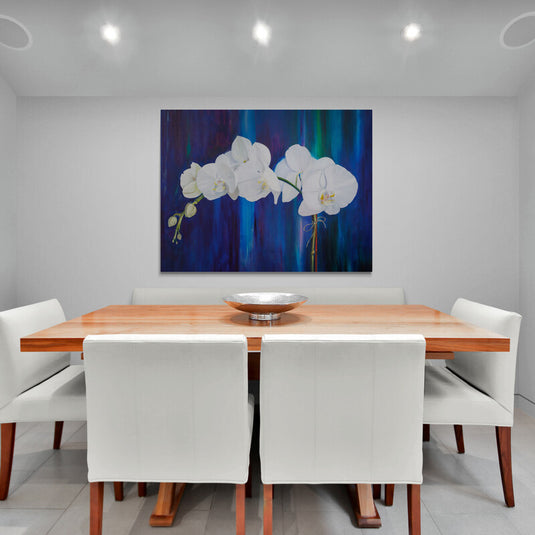 Orquídeas blancas sobre fondo azul y púrpura