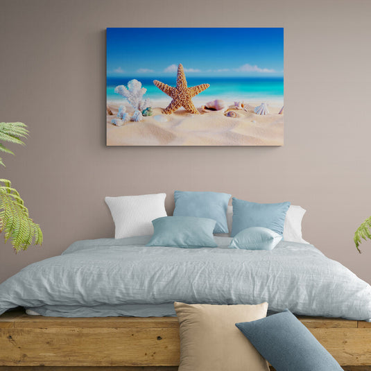 Estrella de mar, conchas y coral en la arena con fondo de agua turquesa