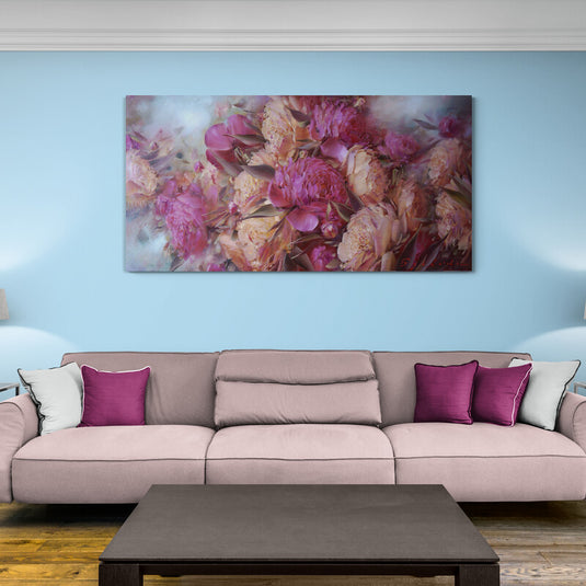 Pintura evocadora de peonías en tonos rosados y crema