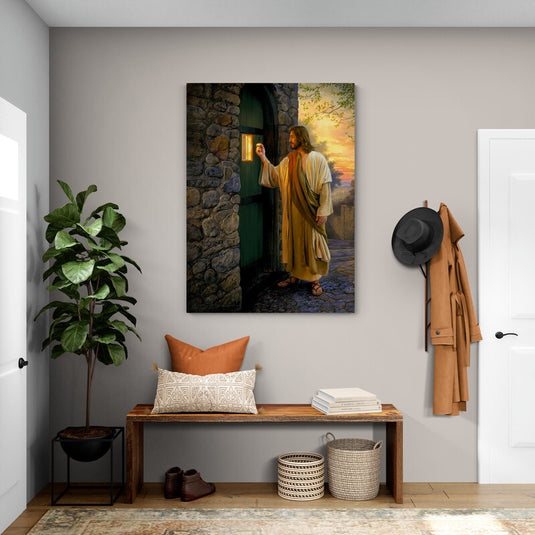 Jesús tocando la puerta de una casa al atardecer.