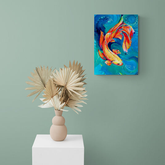 Pintura colorida de una carpa koi en un fondo azul