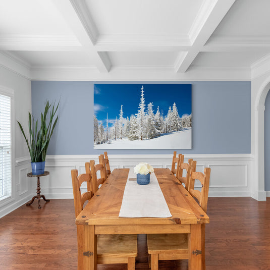 Fotografía_decorativa_de_paisaje_invernal_con_cielo_azul_y_pinos_cubiertos_de_nieve