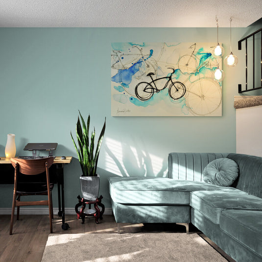 Ilustración artística de bicicleta con dibujo a tinta sobre fondo abstracto de acuarela en azules