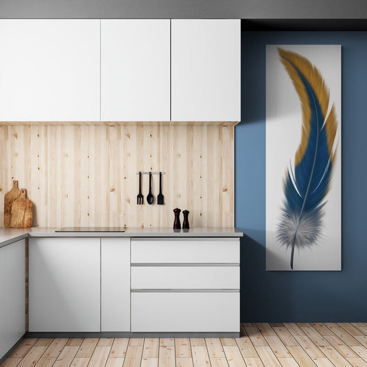 Pluma delicada en tonos azul y mostaza sobre fondo blanco