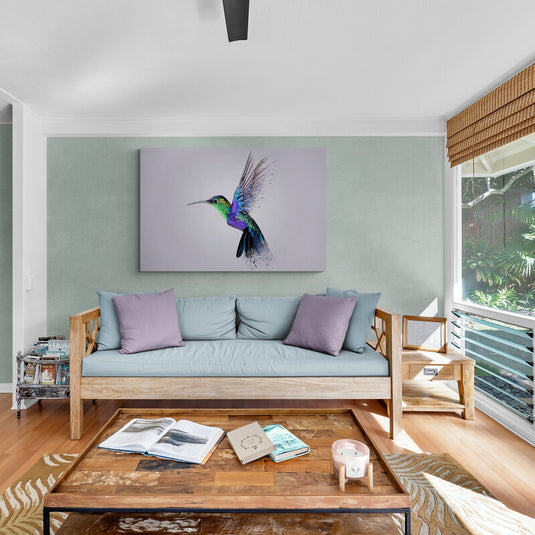 Colibrí con tonos verdes, azules y morados sobre fondo blanco