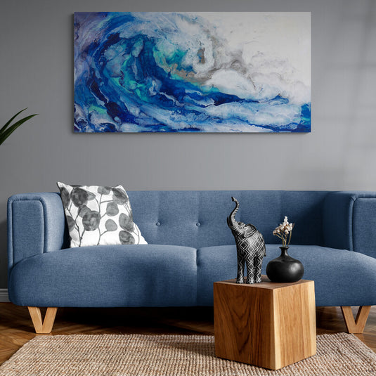 Pintura abstracta con tonalidades de azul que imitan un remolino en el océano