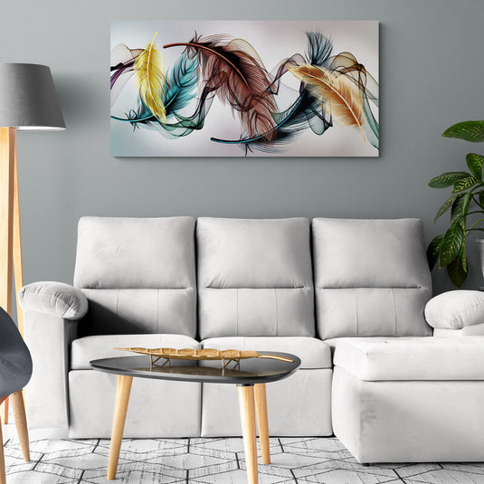 Plumas decorativas en tonos verde, turquesa, amarillo y café sobre fondo gris