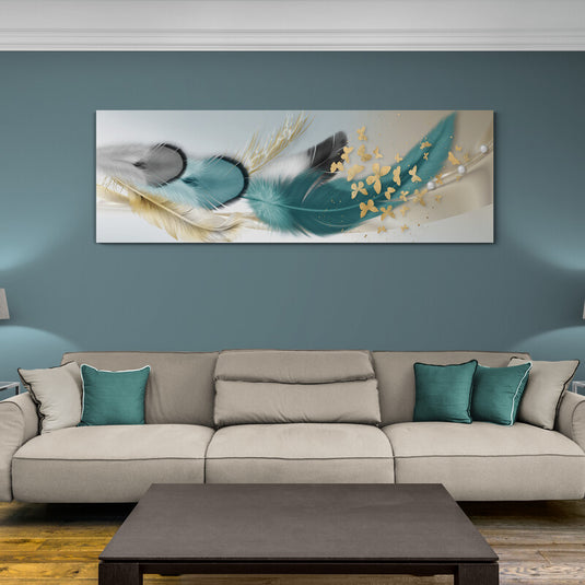 Cuadro decorativo con fondo gris y crema, destacando plumas turquesas y doradas, junto a mariposas doradas