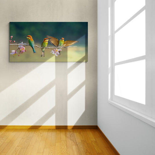 Arte fotográfico de tres pajaritos en rama con flores rosadas y blancas sobre fondo verde desenfocado