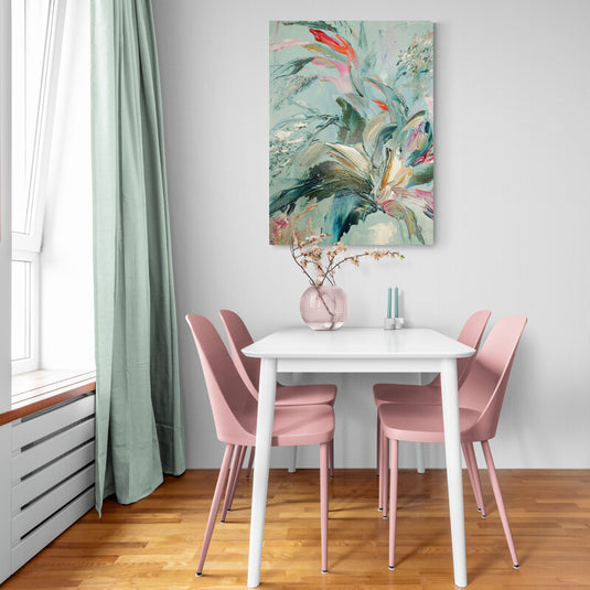 Pintura abstracta de la flor Ave del Paraíso en tonos verdes y coral, arte moderno decorativo para interiores frescos y elegantes.