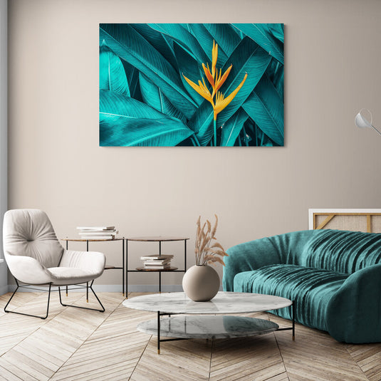 Fotografía de heliconia naranja resaltando entre hojas verde azulado