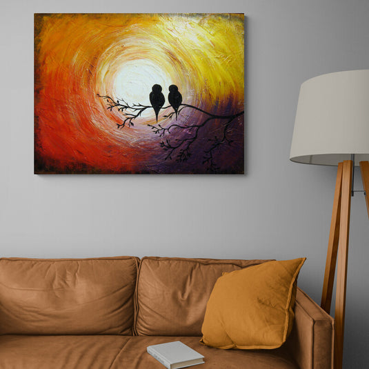 Cuadro decorativo de círculo multicolor con siluetas de búhos en rama sobre fondo luminoso