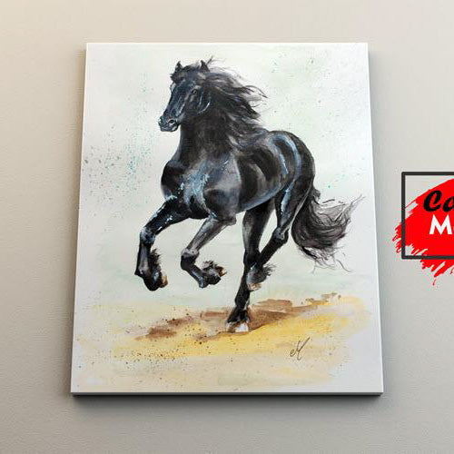 Pintura de un Caballo Negro Galopante con Pinceladas Dinámicas sobre Fondo Neutro con Detalles en Oro