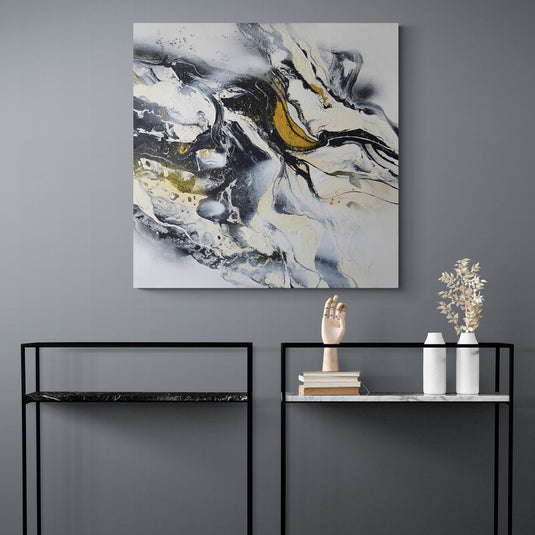 Pintura abstracta con fluidos en negro, blanco y toques dorados