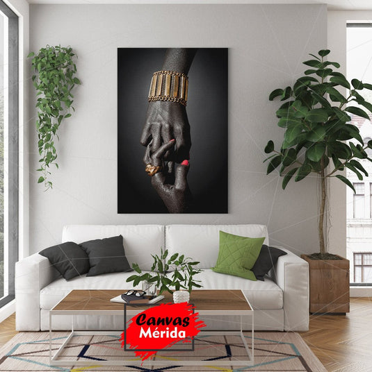 Mano Elegante con Pulsera Dorada y Detalles en Contraste Sobre Fondo Oscuro