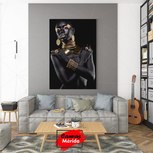 Retrato de Mujer Africana con Joyería de Oro y Pintura Corporal en Contraste con Piel Oscura