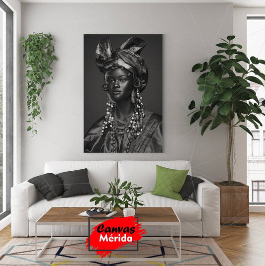 Retrato en Blanco y Negro de Mujer con Tocado Tradicional y Joyería Étnica