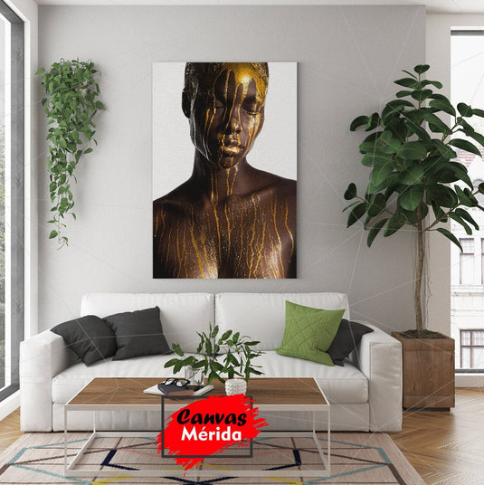 Retrato Artístico de Mujer con Pintura Corporal Dorada Sobre Piel Oscura