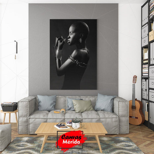 Mujer Africana Elegante en Retrato en Blanco y Negro con Joyería Geométrica