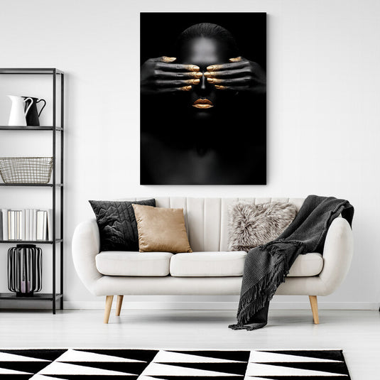 Mujer con manos sobre ojos y detalles dorados en fondo negro