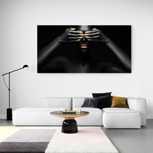 Retrato artístico con labios y manos dorados sobre negro