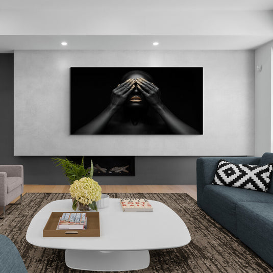 Retrato conceptual en blanco y negro con labios dorados