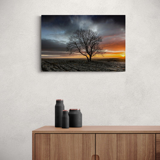 Cuadro_Decorativo_Fotorealista_Atardecer_Antes_de_la_Tormenta_Con_Árbol_Deshojado_y_Suelo_Rugoso