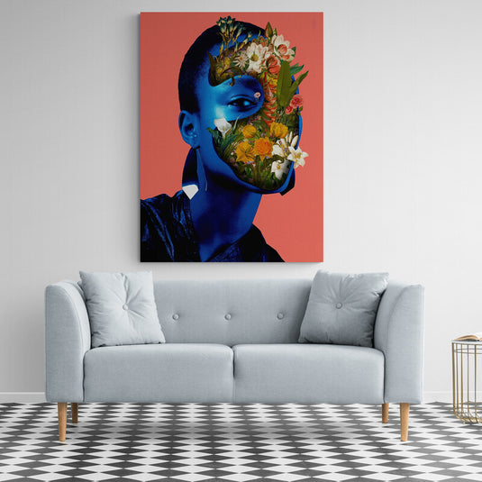 Retrato artístico con piel azul y máscara de flores vivas sobre fondo coral