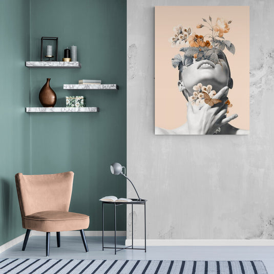 Composición artística con rostro femenino y flores sobreimpresas en tonos albaricoque