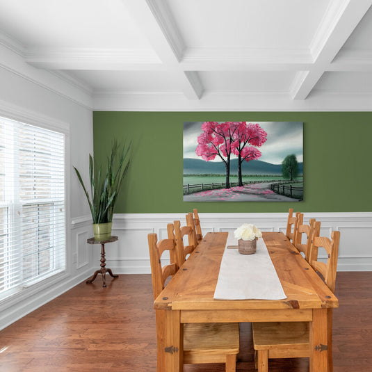 Cuadro Decorativo de Paisaje Otoñal con Camino Salpicado de Hojas Rosadas, Grandes Árboles con Hojas Rosadas, y Vista de Campo con Montañas al Fondo